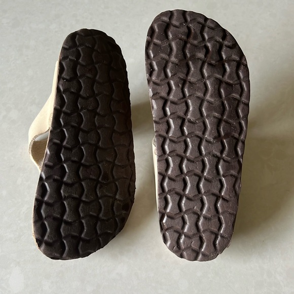 Cushionaire thong sandals, cream leather straps - Picture 5 of 6